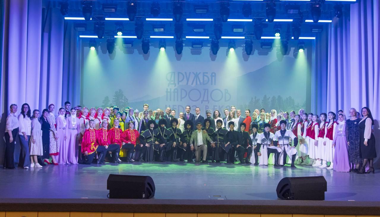 В Красноярске состоялся концерт «Дружба народов через века», посвящённый памяти Гейдара Алиева