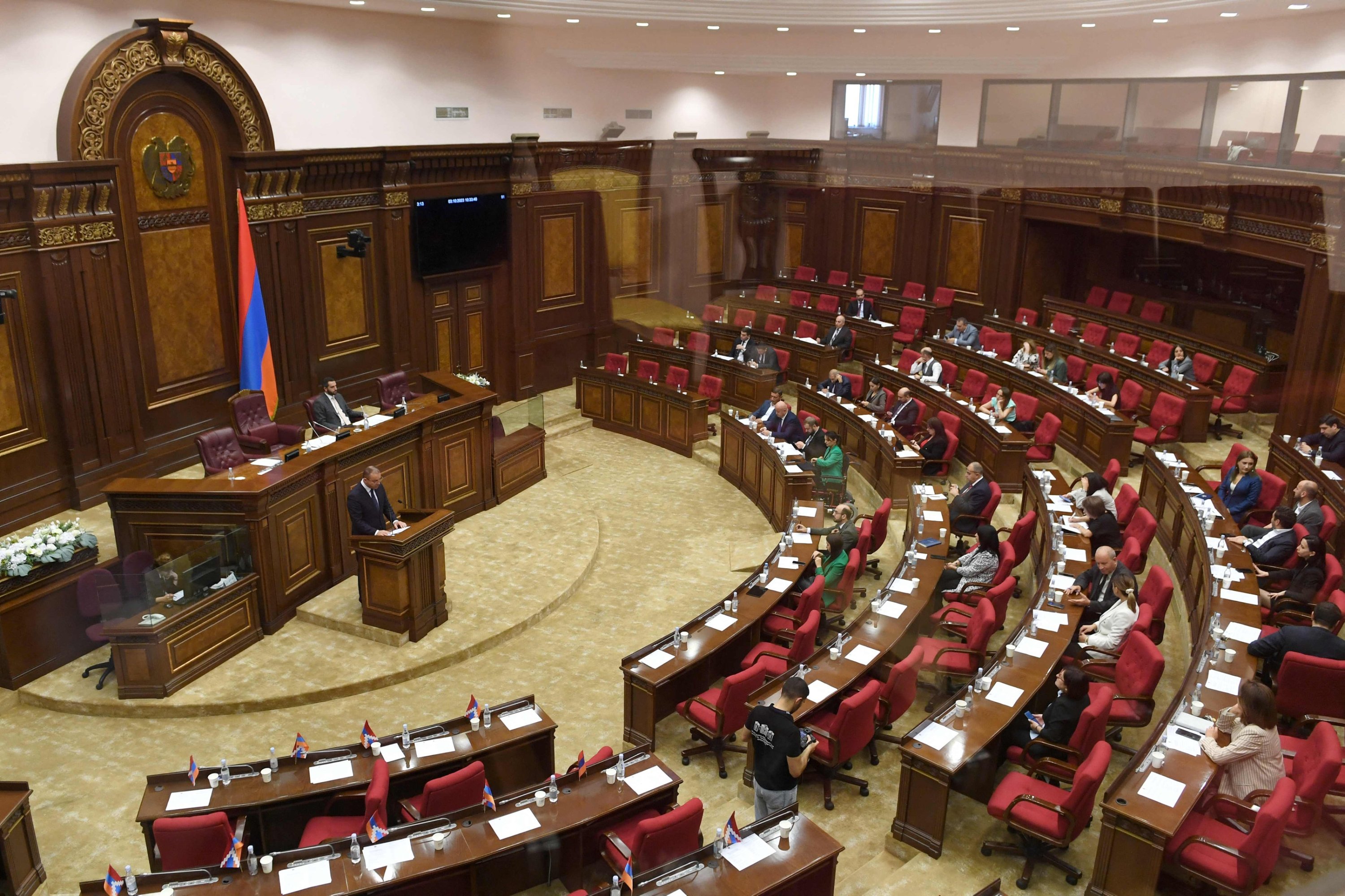 Ermənistanda deputatlar arasında əlbəyaxa dava